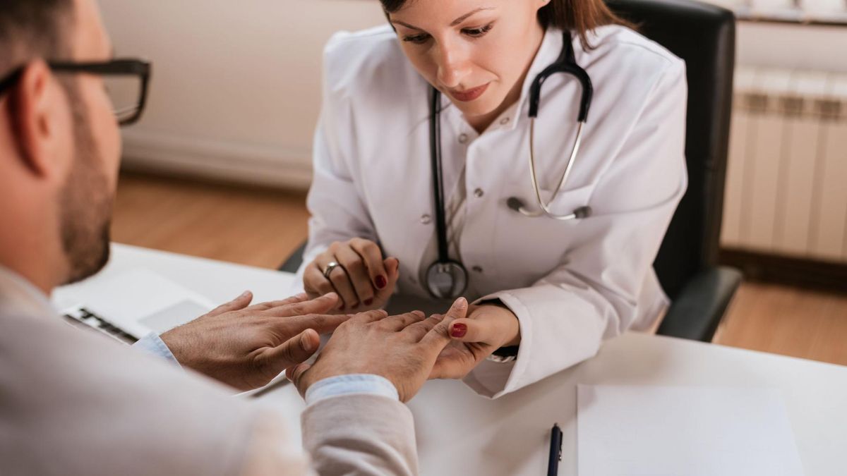 Onycholiza to choroba paznokci, która polega na odwarstwieniu się płytki paznokcia od jej łożyska