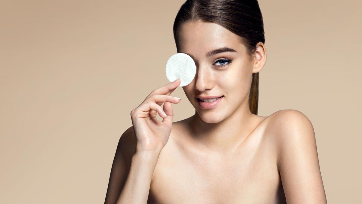 Rozświetlacz do twarzy stosuje się po to, by nadać twarzy blasku i skorygować jej kształt.