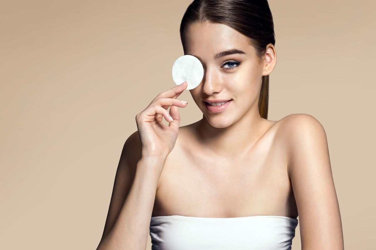 Rozświetlacz do twarzy – jak i kiedy go stosować?