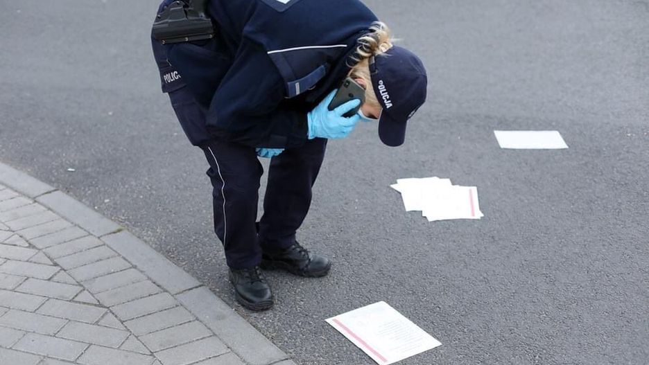 Wybory 2020. Policja zajmuje się sprawą kart do głosowania leżących na chodnikach i ulicach w Głogowie