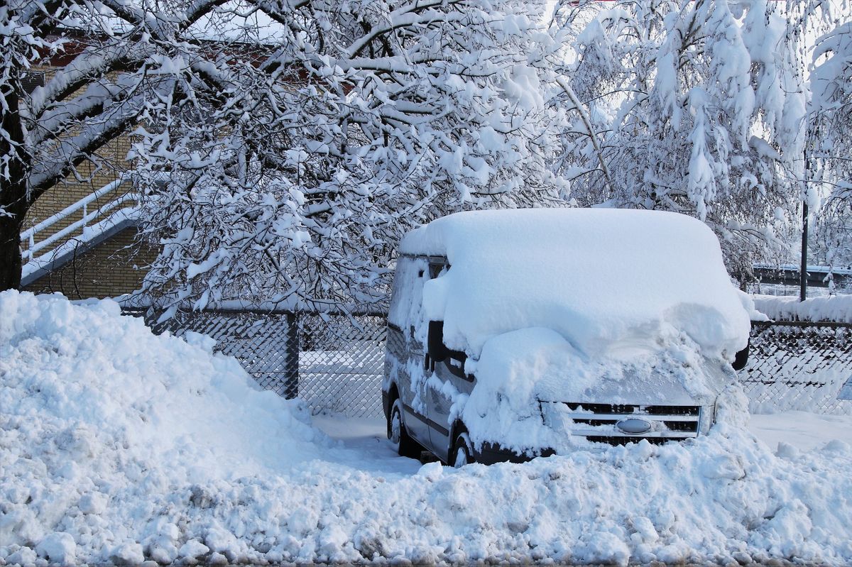 Odśnieżanie samochodu. Na jakie mandaty są narażeni kierowcy zimą?