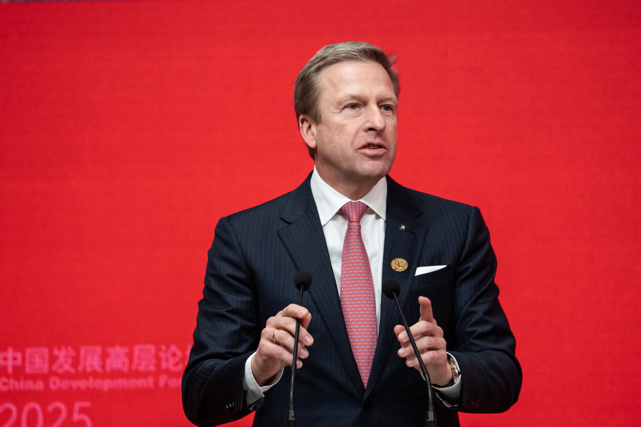 CEO BMW Oliver Zipse krytykuje Brukselę