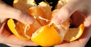 Pokazał, jak obiera mandarynkę. Ten trik mało kto zna