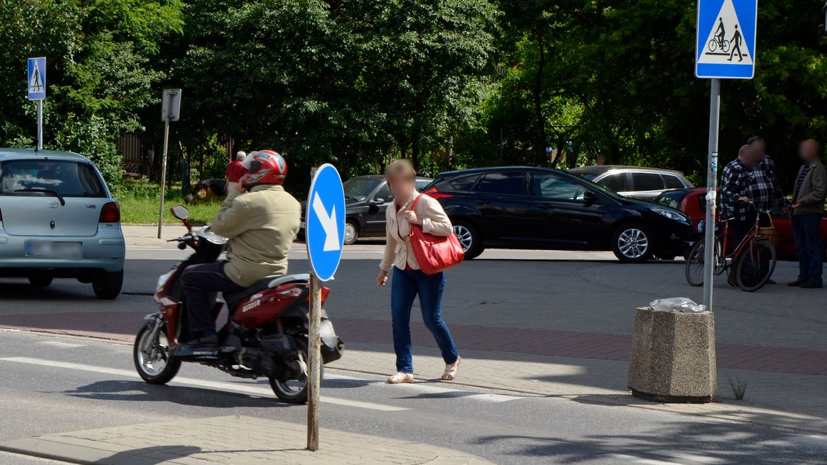 Wydaje się, że pieszy wchodzący na przejście, to osoba, która jedną nogę postawiła na pasach. A może już wcześniej?