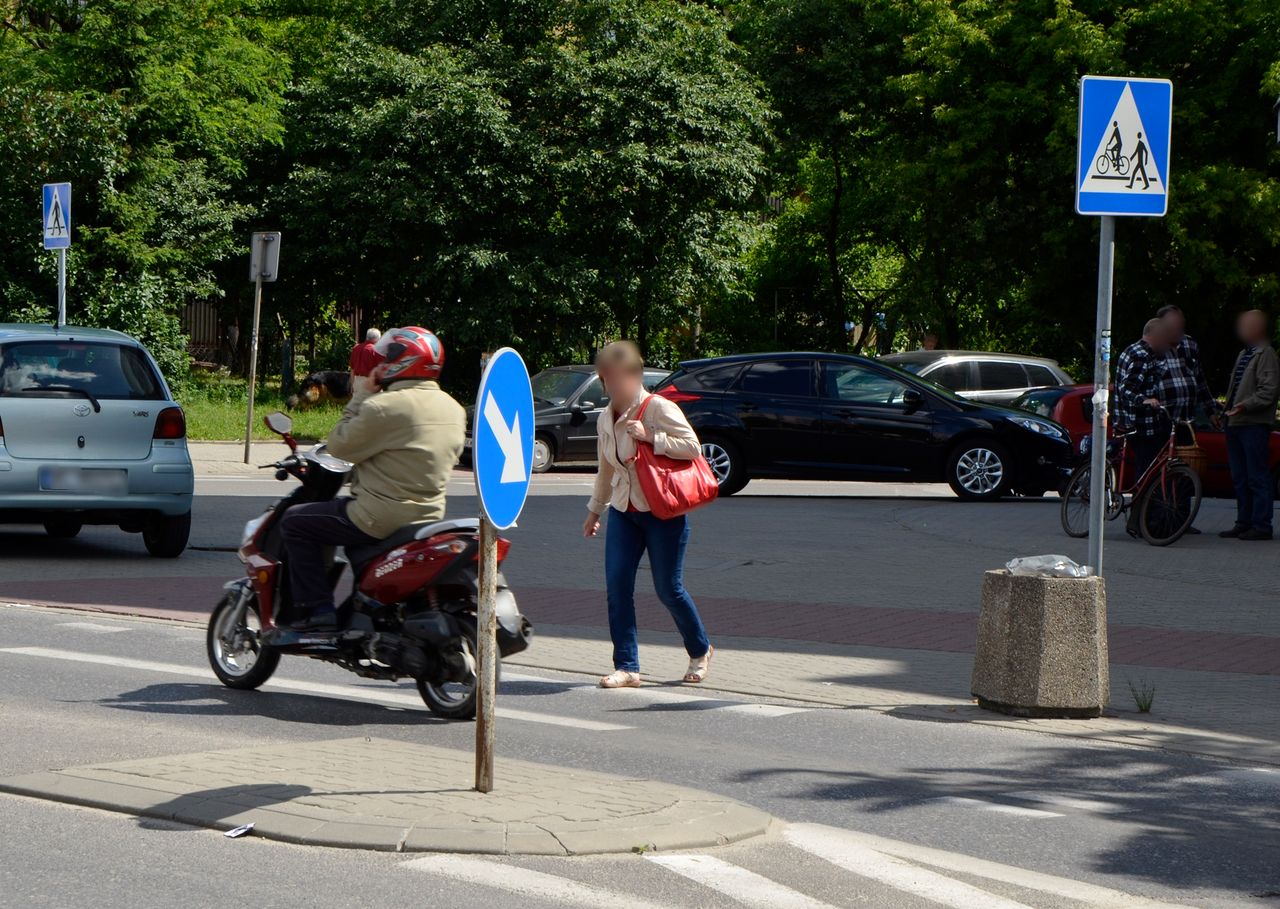 Wydaje się, że pieszy wchodzący na przejście, to osoba, która jedną nogę postawiła na pasach. A może już wcześniej?