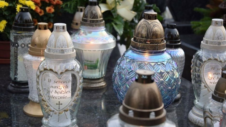 W czasie Wszystkich Świętych nie tak łatwo znaleźć miejsce parkingowe przy cmentarzach