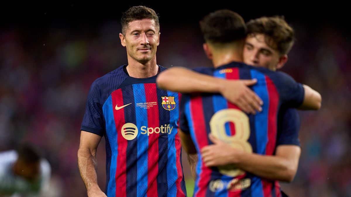 BARCELONA, SPAIN - AUGUST 07: Robert Lewandowski of FC Barcelona celebrates with Pedro Gonzalez 'Pedri' and Pablo Martin 'Gavi' after Pedro Gonzalez 'Pedri' scored their team's fourth goal during the Joan Gamper Trophy match between FC Barcelona and Pumas UNAM at Spotify Camp Nou on August 07, 2022 in Barcelona, Spain. (Photo by Alex Caparros/Getty Images)