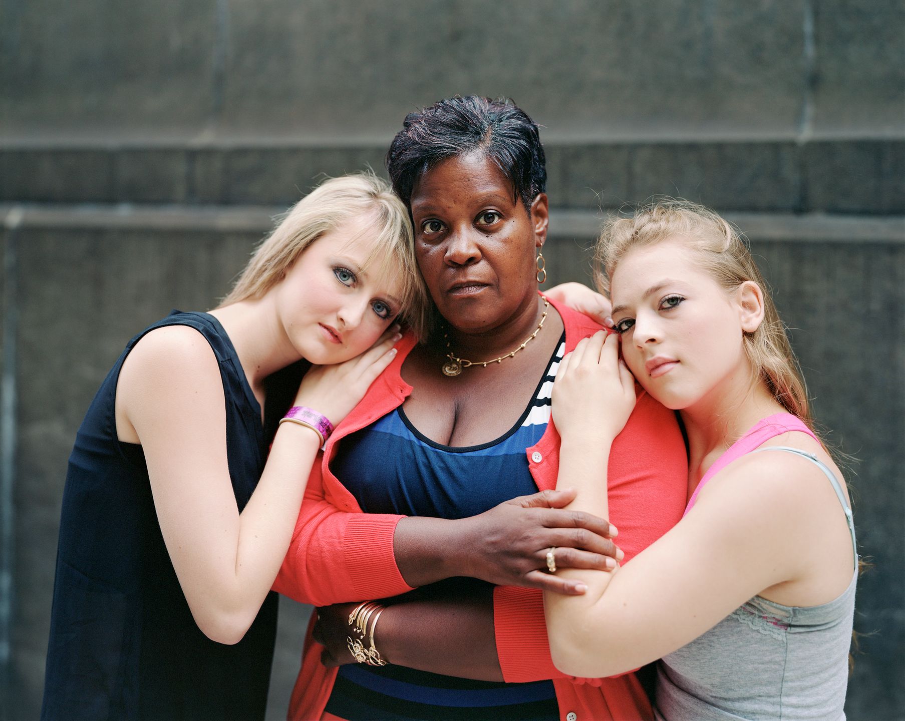 Dotykanie nieznajomych? Do tego zachęca fotograf w projekcie “Touching Strangers” 7