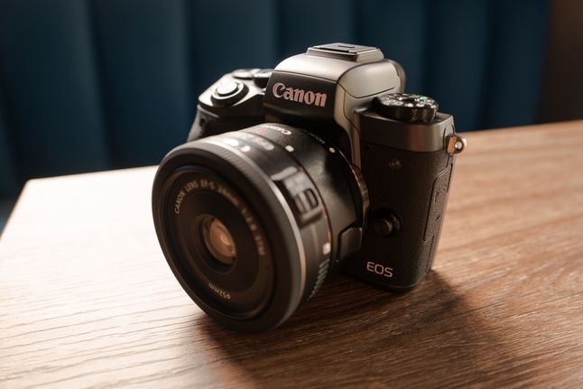 Canon EOS M5 to sprzęt stworzony z myślą o początkujących fotografów, ale oferujący naprawdę wiele.