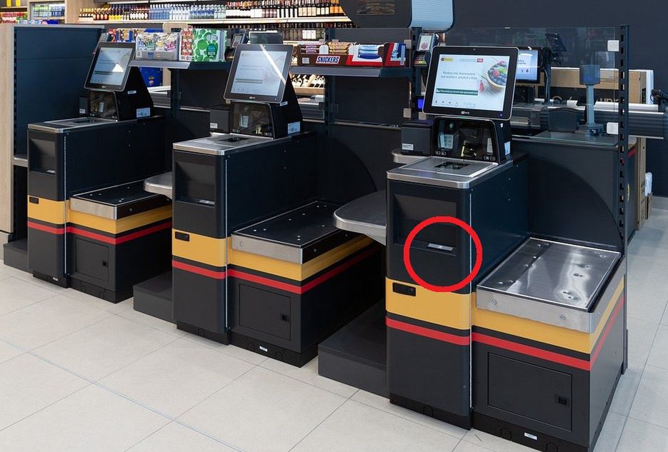 W zaznaczonym kółkiem miejscu znajduje się skrytka na zbędny paragon