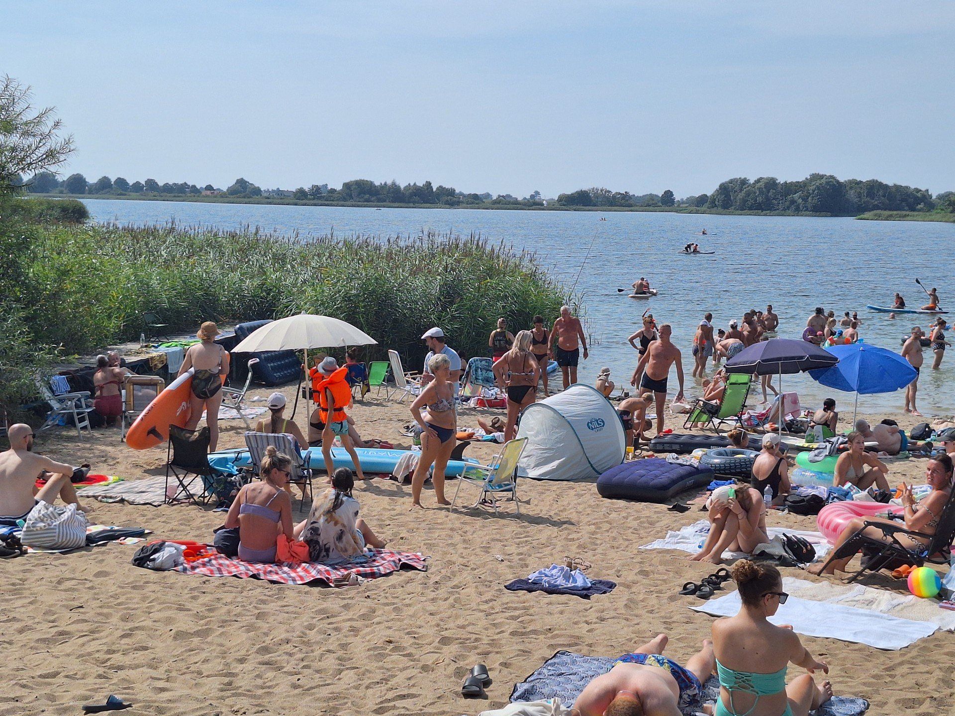 Tłumy plażowiczów nad jeziorem Lednica w Dziekanowicach
