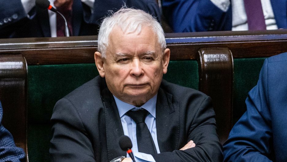 Jarosław Kaczyński wzywa sądownie Donalda Tuska o usunięcie wpisu na Twitterze oraz przeprosiny.