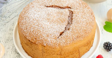 Rozpieści kubki smakowe. Niewiarygodnie puszyste ciasto z niespodzianką