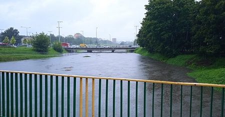 Ulewa w Lublinie. Bystrzyca ponownie zalała ścieżkę rowerową i chodnik przy ul. Mełgiewskiej