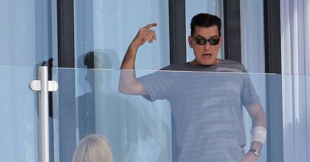 Charlie Sheen GROZIŁ DENTYŚCIE NOŻEM?!