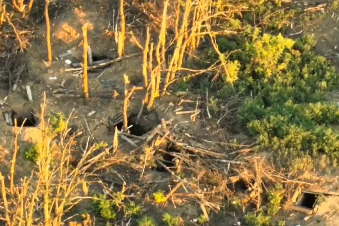 Ukraińcy pokazali dziwne dziury w ziemi. I szybko wysłali tam drony