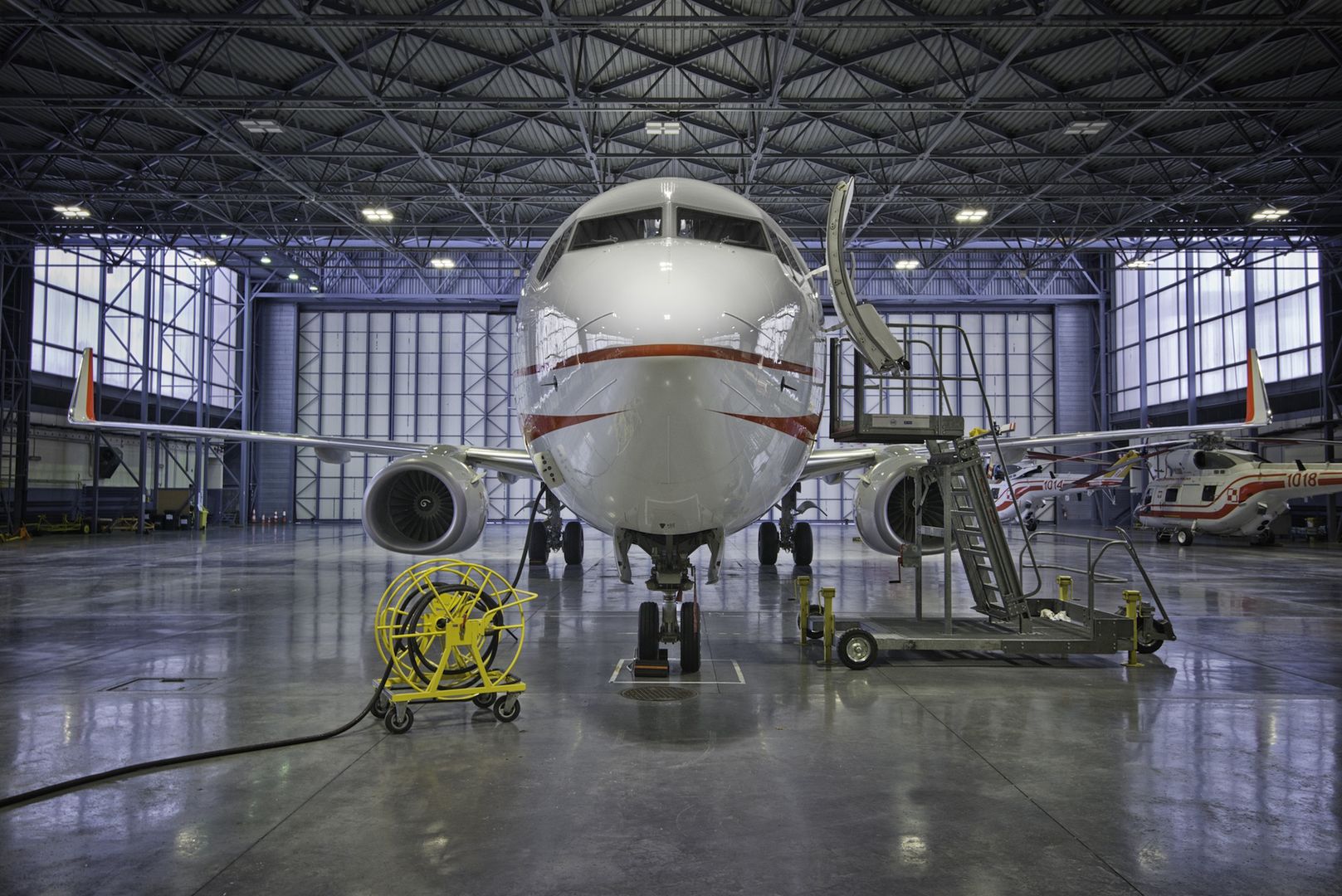Podest serwisowy MAU przy statku powietrznym Boeing 737-800