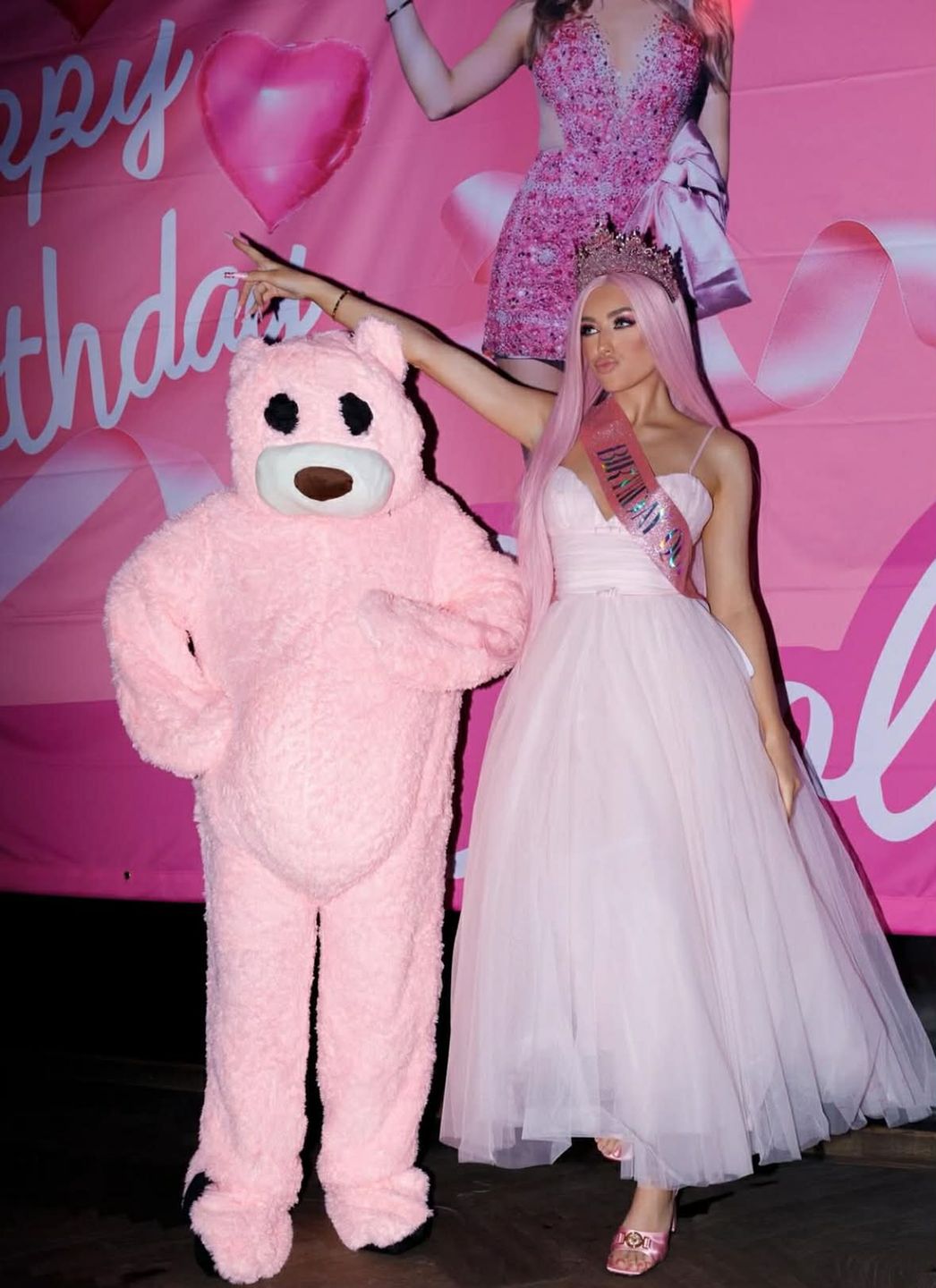 Caroline Derpienski świętuje 23. urodziny