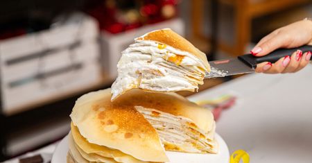 Naleśnikowy tort z mango. Sprawdzi się nie tylko jako deser, ale i obiad na słodko