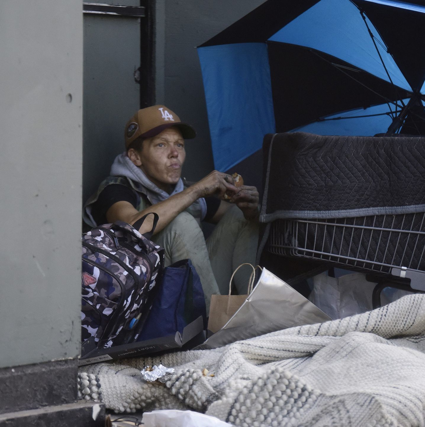 Bezdomna Loni Willison "przyłapana" ze swoim dobytkiem na ulicac