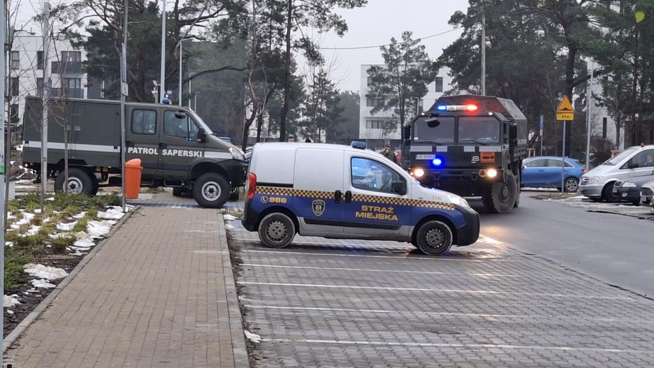 Na miejscu są saperzy oraz policja. Ewakuowano okolicznych mieszkańców. Sa utrudnienia w ruchu.