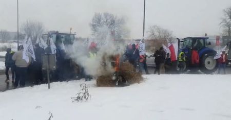 Rolnicy znowu wyszli na ulice. Blokada ronda w Strykowie