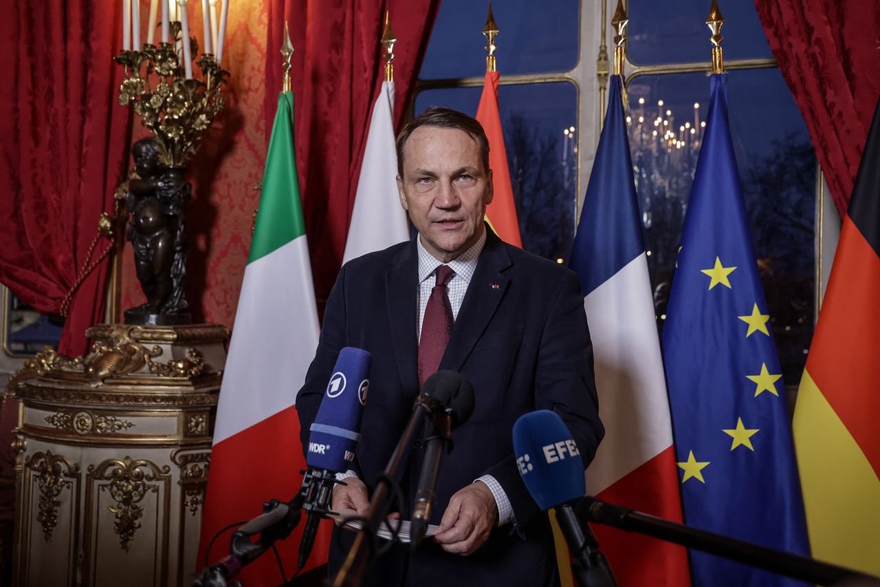 Polskę podczas spotkania reprezentuje szef MSZ Radosław Sikorski