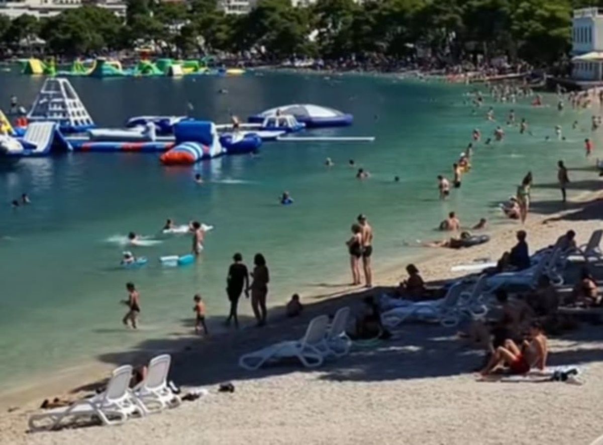 Tak wygląda plaża w Makarskiej.