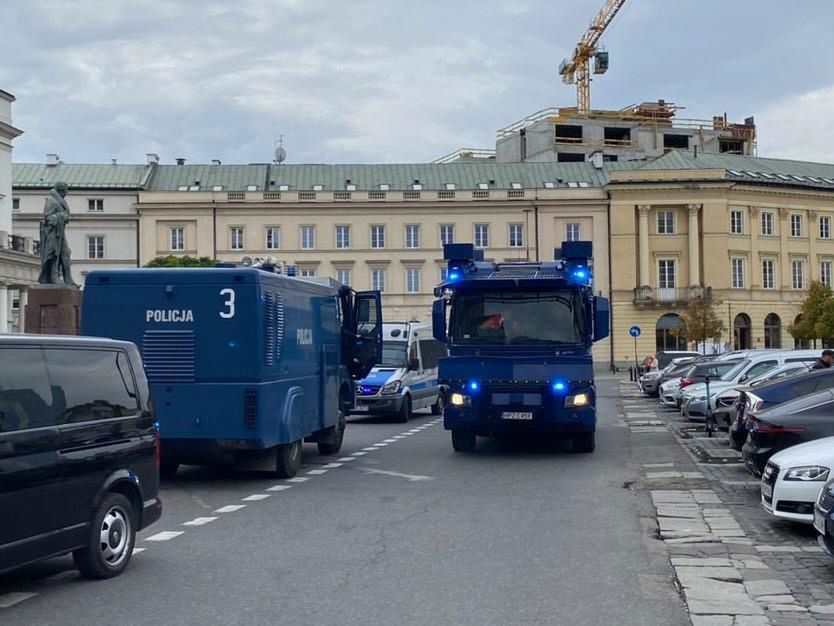 Przy pl. Piłsudskiego w Warszawie zgromadziło się bardzo dużo policji i służb