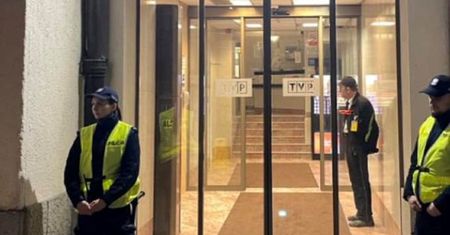Policja pod siedzibą TVP. "Symbol dzisiejszej Polski"