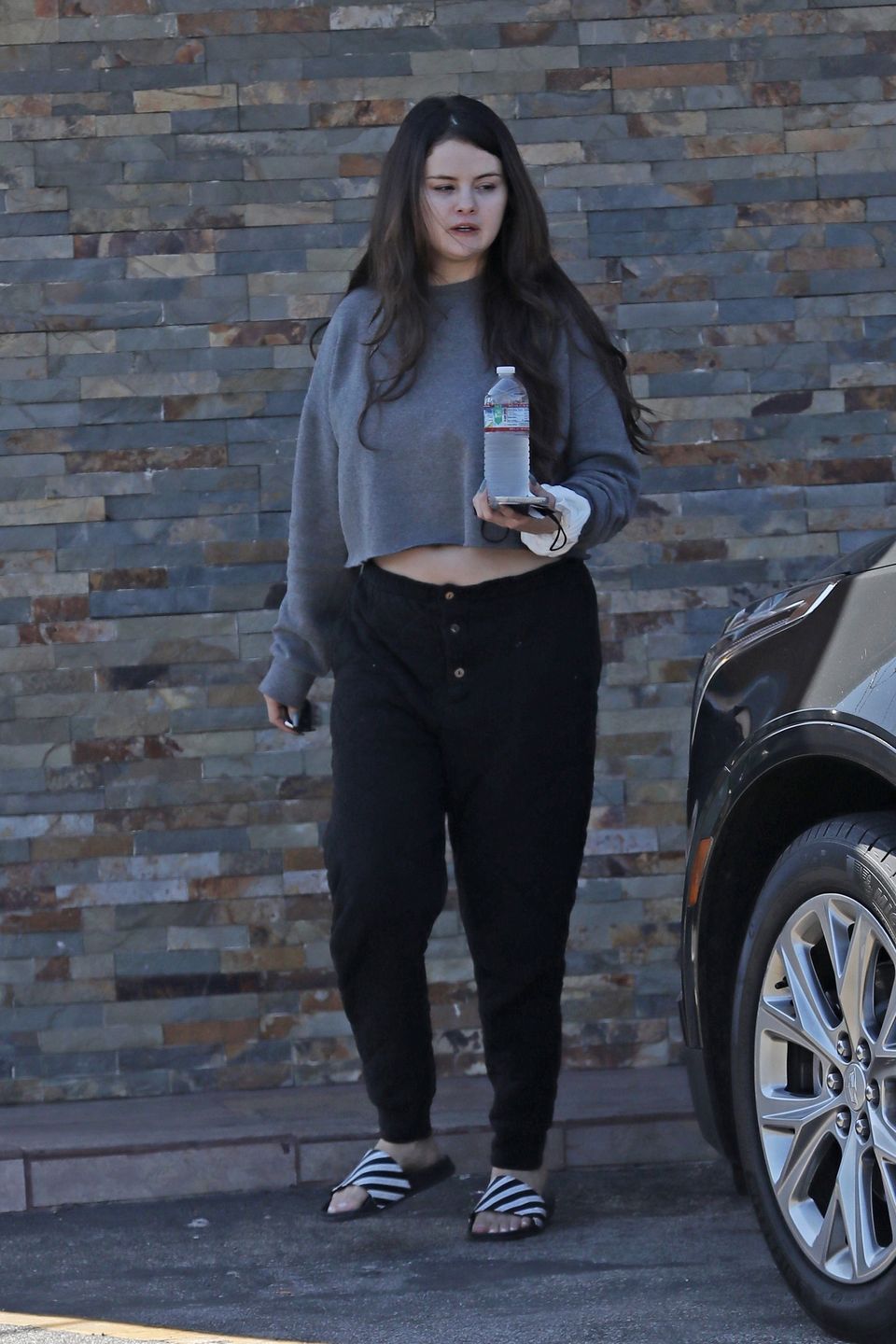Naturalna Selena Gomez maszeruje do knajpki w Los Angeles