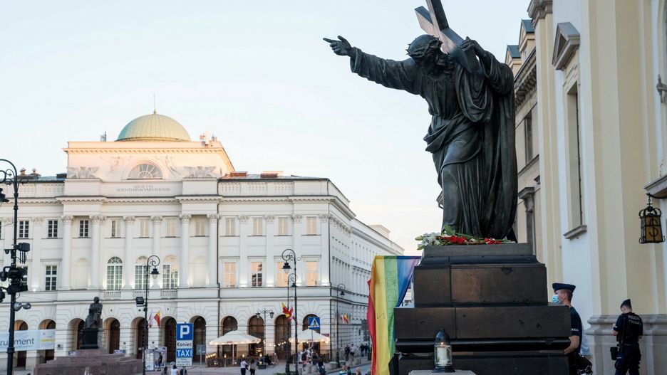Zawiadomienia obejmowały również zawieszenie flagi LGBT na kościele w Warszawie