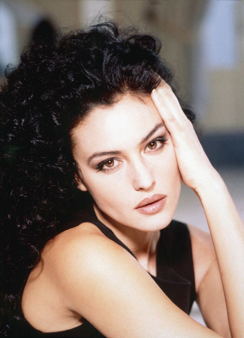 Monica Bellucci urodziła się 30 września 1964 roku w Cittdi Castello, małym miasteczku w Umbrii, we Włoszech. Wychowywała się w tradycyjnej, włoskiej rodzinie, gdzie od najmłodszych lat wykazywała zainteresowanie sztuką i modą. Choć jej rodzice nie mieli bezpośredniego związku ze światem artystycznym, to wspierali ją w dążeniu do realizacji jej pasji. Jako nastolatka Monica była zauważalnie piękna i wyróżniała się spośród swoich rówieśników. To właśnie uroda skłoniła ją do podjęcia pierwszych kroków w karierze modelki. Będąc nastolatką zaczęła pracować jako modelka, aby zarobić na studia prawnicze, które planowała podjąć na Uniwersytecie w Perugii. Mimo że początkowo miała inne plany na przyszłość, świat mody szybko ją pochłonął, co ostatecznie wpłynęło na decyzję o rezygnacji z kariery prawniczej. Mimo upływu lat, Monica Bellucci pozostaje jedną z najbardziej rozpoznawalnych i cenionych postaci w świecie kina i mody. Jest ikoną stylu, kobietą, która inspiruje kolejne pokolenia. W 2024 roku obchodzi swoje 60. urodziny. W jej przypadku piękność i talent są ponadczasowe. Zobaczcie najlepsze zdjęcia Moniki Bellucci &gt;&gt;&gt;