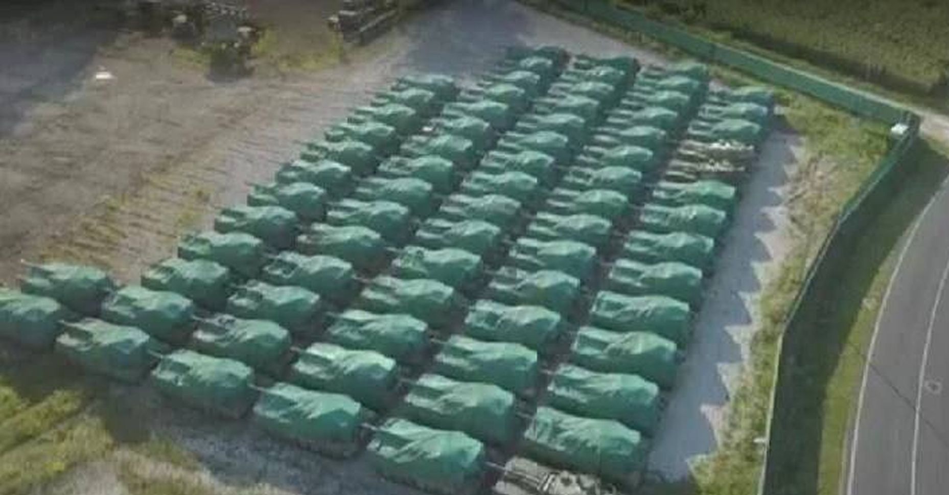 Czołgi Leopard 1 stojące w bazie pod gołym niebem