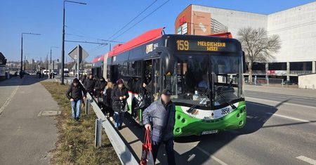 Pasażerowie wsiedli do trolejbusu, ale daleko nim nie zajechali. Po kilku metrach podróży musieli opuścić pojazd