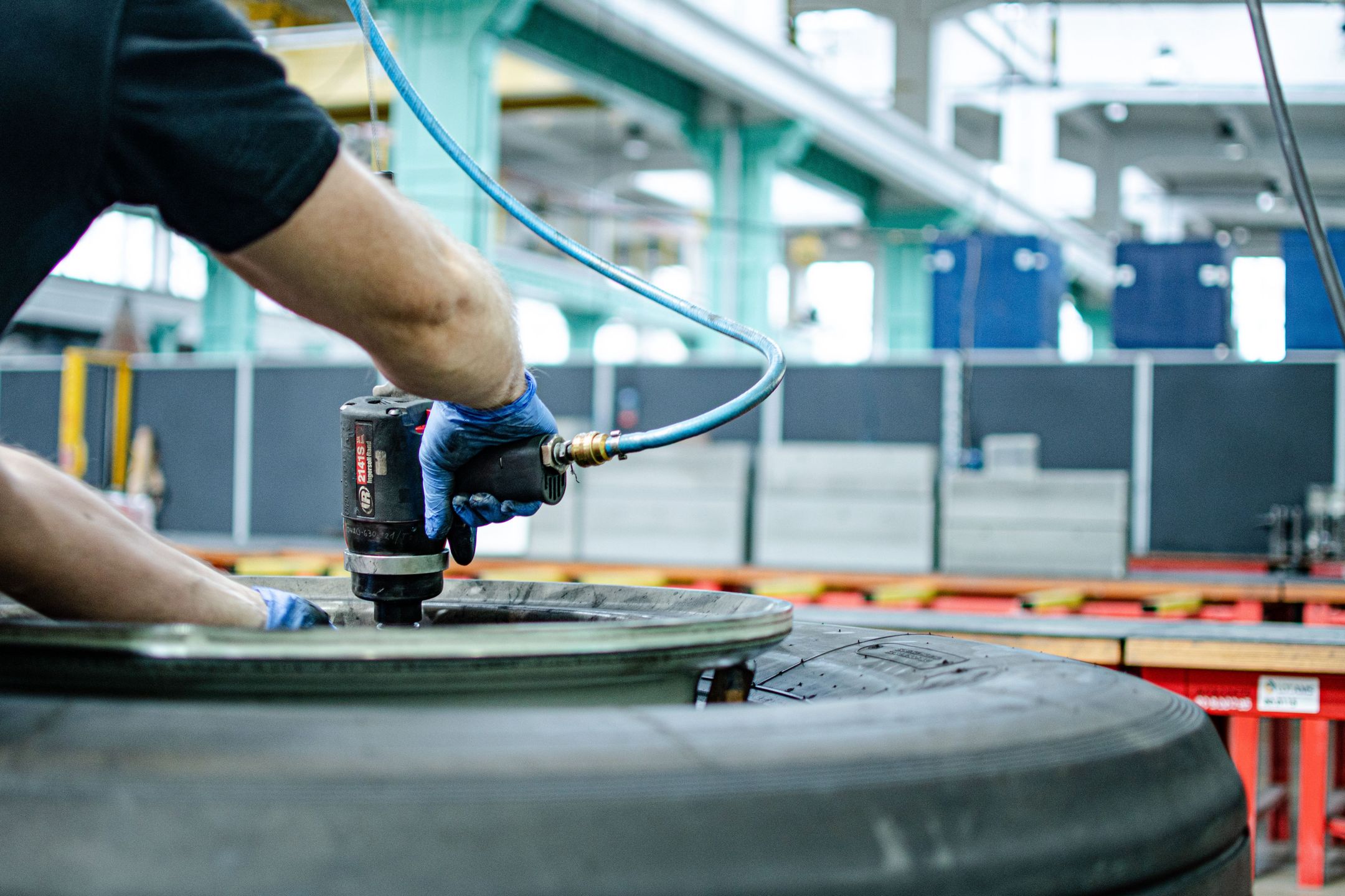 Wymiana opon w samolocie