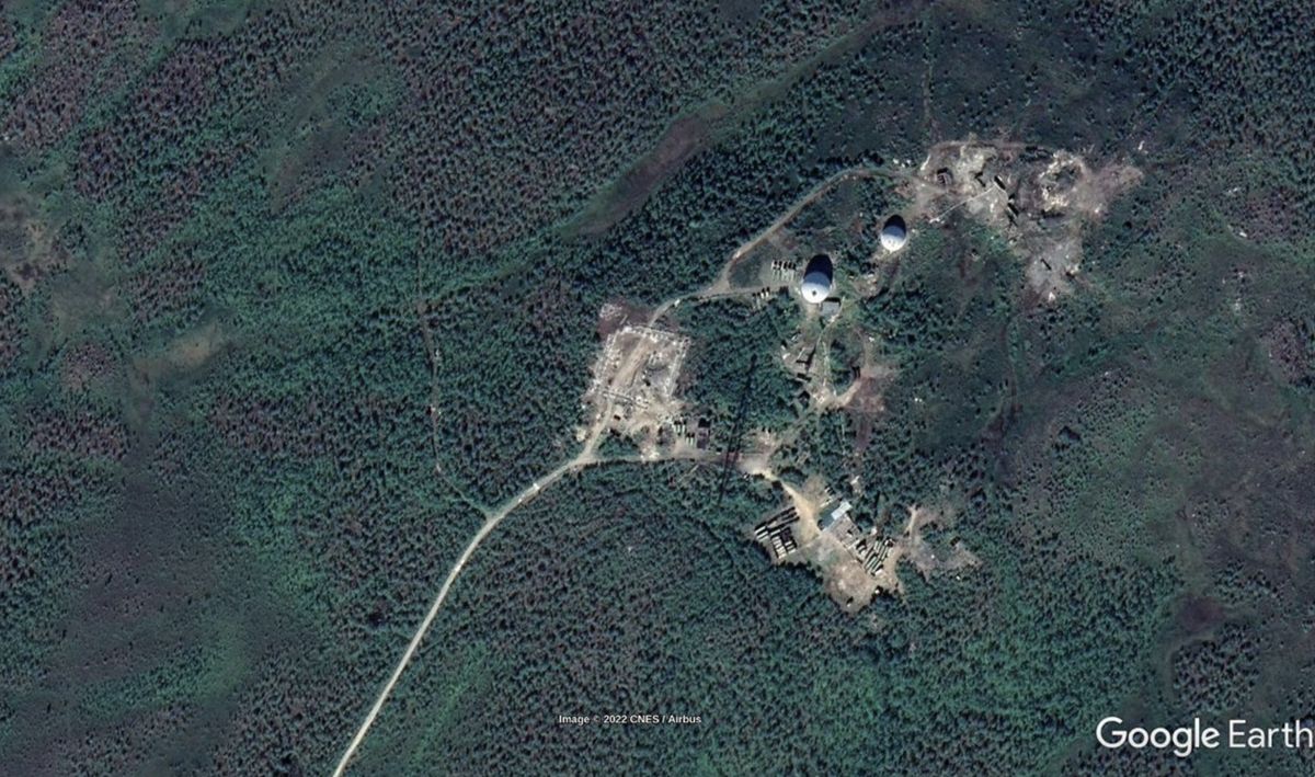 Inwestycję widać na zdjęciach satelitarnych. To, według ekspertów, rozbudowa starej sowieckiej bazy radarowej 10 kilometrów od granicy rosyjsko-norweskiej 