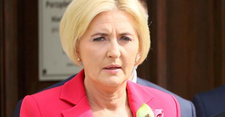Wskoczyła w trapery i obcisłe jeansy. Wyglądała inaczej niż zawsze