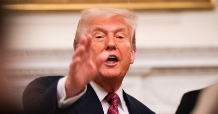 Tak Trump zachwiał dolarem. Kilkadziesiąt minut wyprzedaży