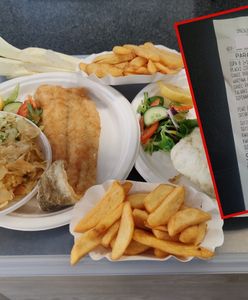 Obiad w nadmorskiej smażalni ryb za 200 zł. "Ceny są z kosmosu, a będzie jeszcze drożej"