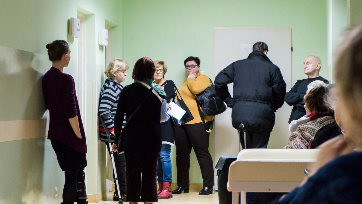 reporter8_baza
23.01.2015 Warszawa przychodnia przy pl. Hallera N/z pacjenci czekajacy w kolejce do chirurga  fot. Andrzej Stawinski/REPORTER
Andrzej Stawinski/REPORTER