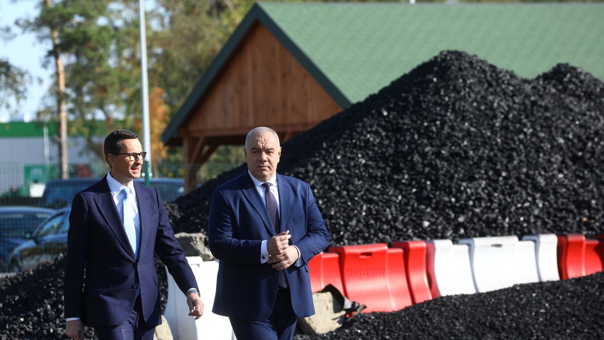 Premier Mateusz Morawiecki i wicepremier Jacek Sasin zapewniali w Otwocku, że zimą węgla w gospodarstwach domowych nie zabraknie