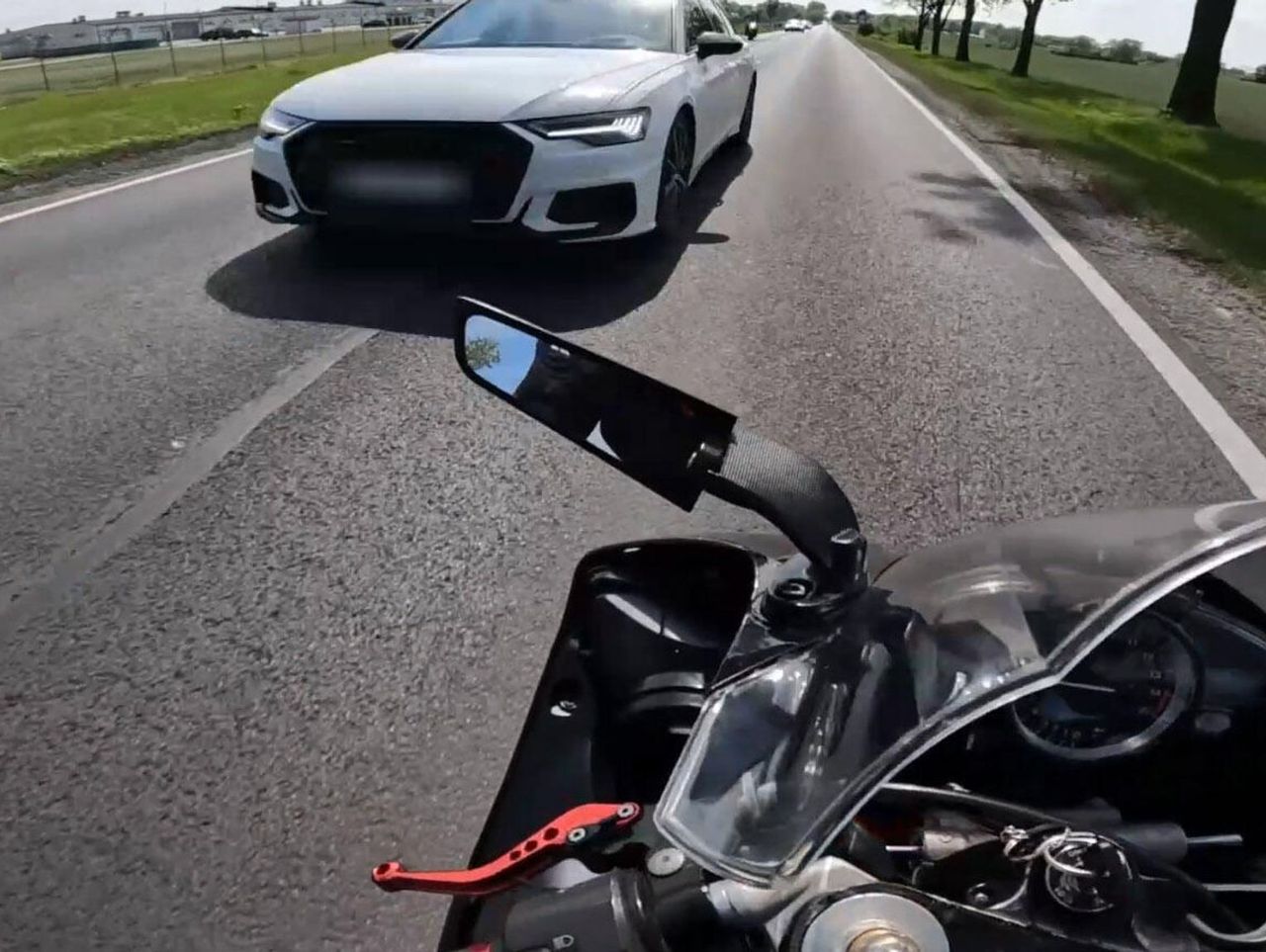 O włos od czołówki. Kierowca audi wyprzedzał na trzeciego