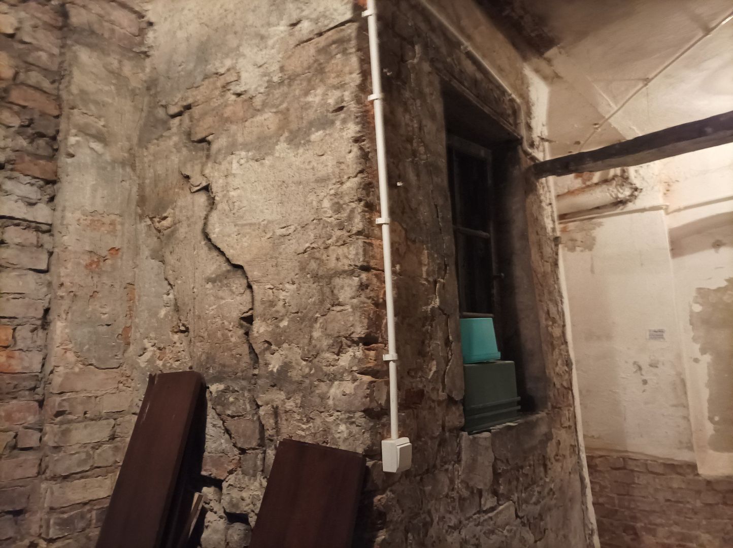 Kondycja ścian w piwnicach również nie pozwala optymistycznie myśleć o planowanych pracach budowlanych.