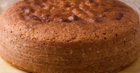 Jesienią często robię taki biszkopt. Jest puszysty, ale ma intrygujący kolor i aromat