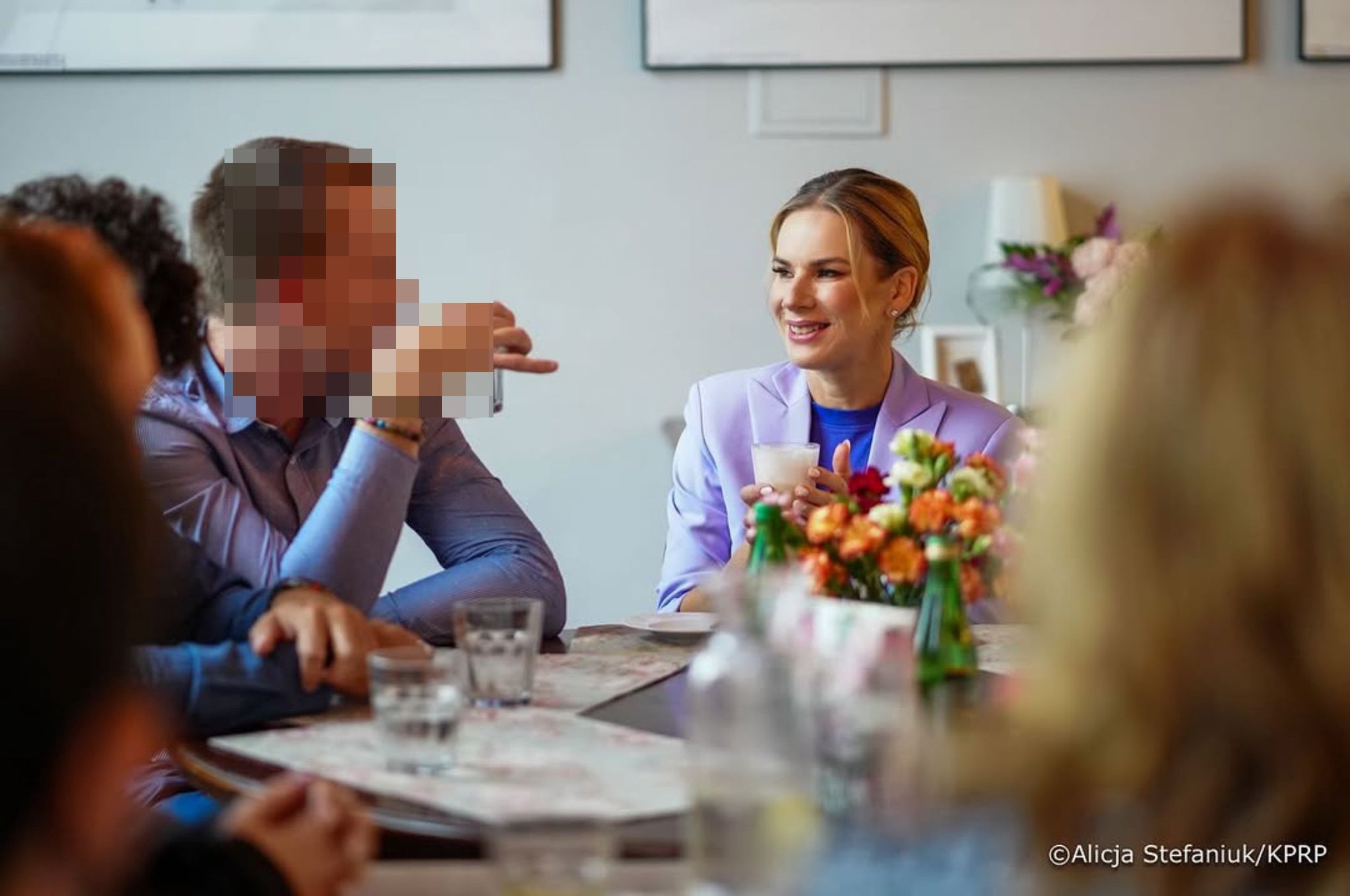 Marta Nawrocka w kolorowej stylizacji