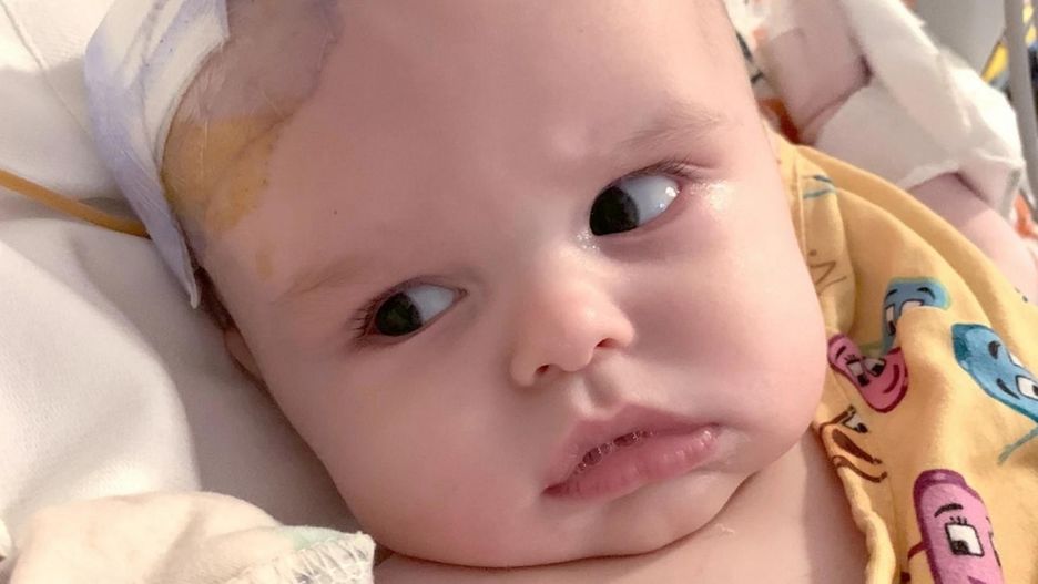 Zauważyła, że główka jej dziecka jest za duża. Lekarze mówili, że to normalne. Okazało się, że to był guz mózgu