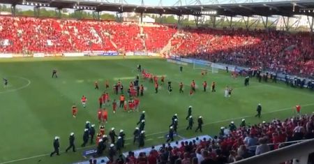 Ogromny skandal w Łodzi. Piłkarz uderzony przez kibica. Interweniowała policja [WIDEO]