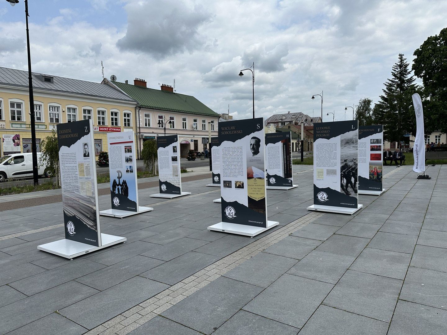 Wernisaż wystawy o Obławie Augustowskiej. Wystawę można oglądać na Placu Marii Konopnickiej w Suwałkach