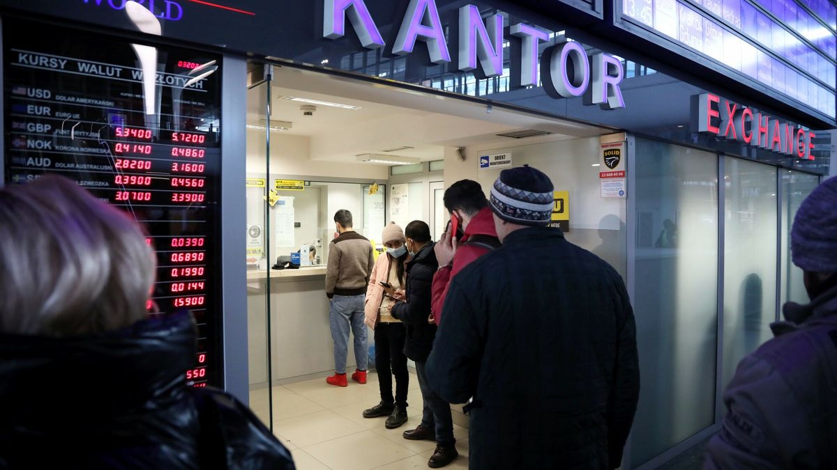 Ceny walut
Fot. Wojciech Olkusnik/East News, Warszawa, 01.03.2022. Kursy walut w jednym z warszawskich kantorow. Na poczatku tygodnia rubel spadl o 30 proc., po tym, jak kraje Zachodu uderzyly w Rosje sankcjami, w tym odcieciem niektorych bankow od sieci finansowej SWIFT. N/z kantor i oddzial Wester Union
Wojciech Olkusnik